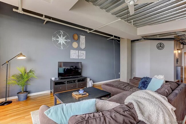 Foto del edificio - Beautiful and Spacious Loft-Style Condo 1 Bed/1.5 Bath Near Ballpark