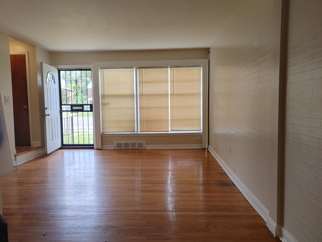 Living room - 19477 Greenfield Rd