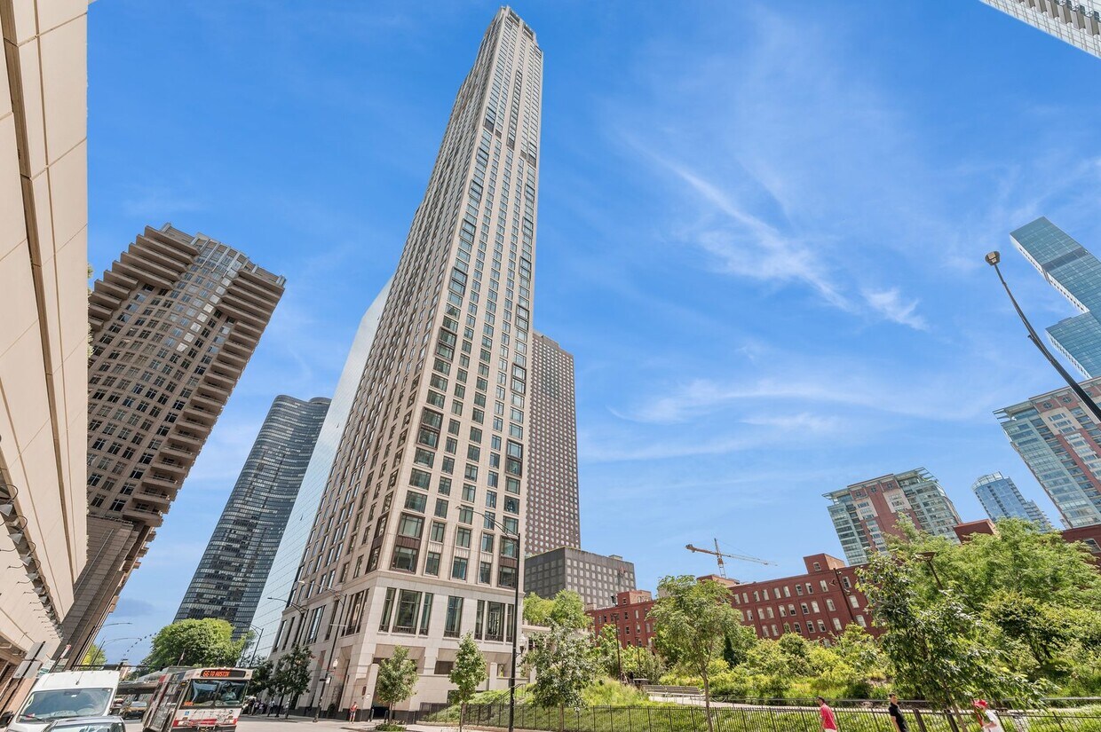 Foto principal - 451 E Grand Ave