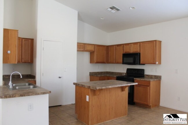 Foto del edificio - 4 bd 2 ba