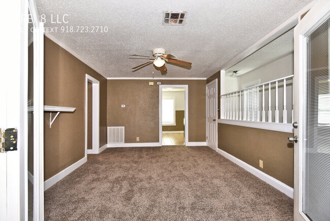 Building Photo - 3 bed one bath upstairs unit in two level ...