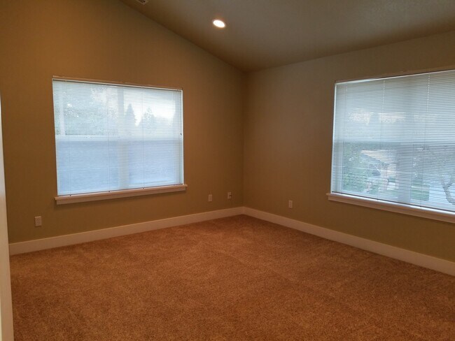 Foto del edificio - Make this house your home!