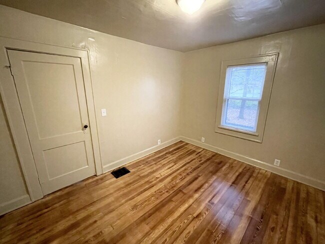 Foto del edificio - 3 Bedroom conveniently located across the street from Starbucks