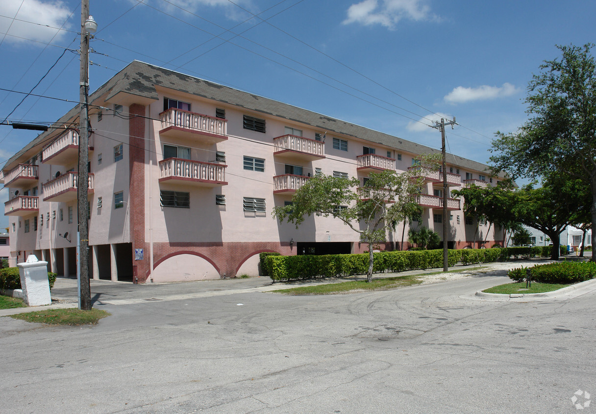 390 NE 125th St - Casa Bonita