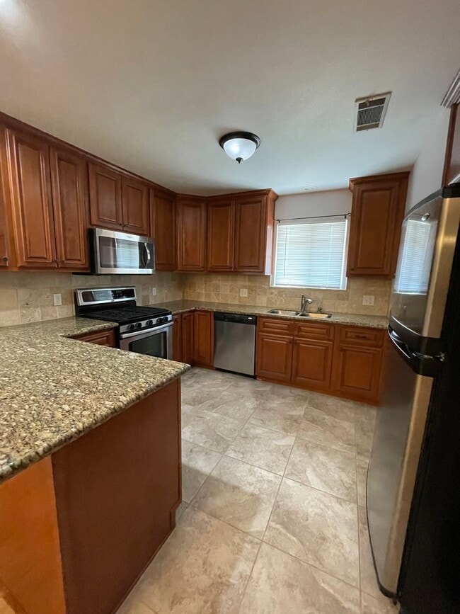 Building Photo - Spacious home in Tulare coming soon!