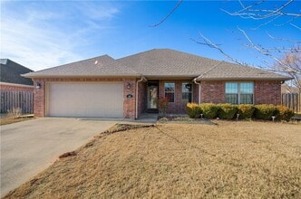 Building Photo - 402 SW Arch St