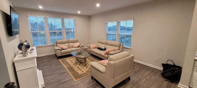 Building Photo - Luxury, Location, and Convenience. 2-year-...