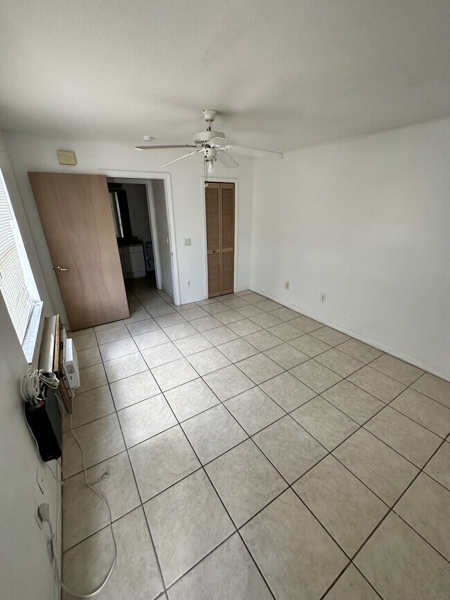 Building Photo - 235 Mango Dr