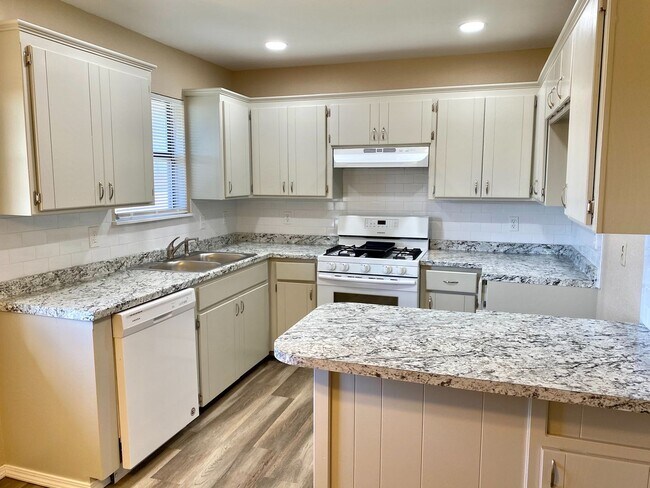 Building Photo - Newley Remodeled!  Must See! 3 Bed 2 Bath!
