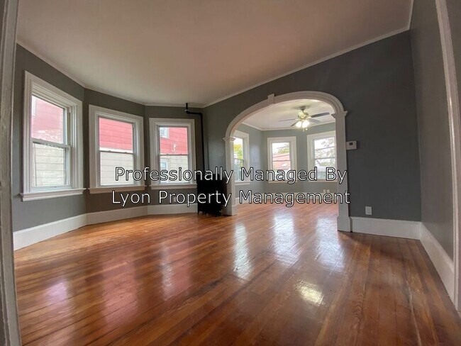 Foto del edificio - 872 Chalkstone Ave