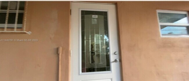 Foto del edificio - 631 Tamiami Blvd