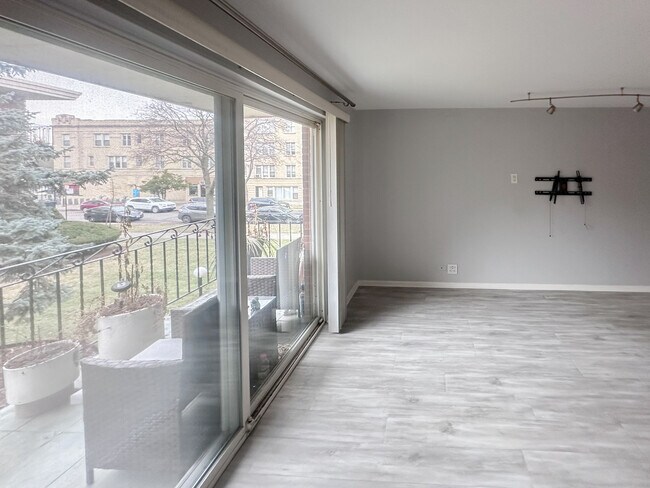 Foto del edificio - 4730 N Kenneth Ave