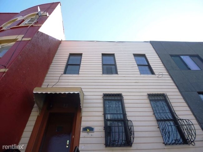 Building Photo - 146 Grove St