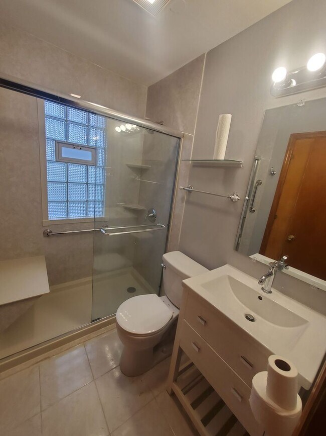 Building Photo - 2 Bedroom Single Family