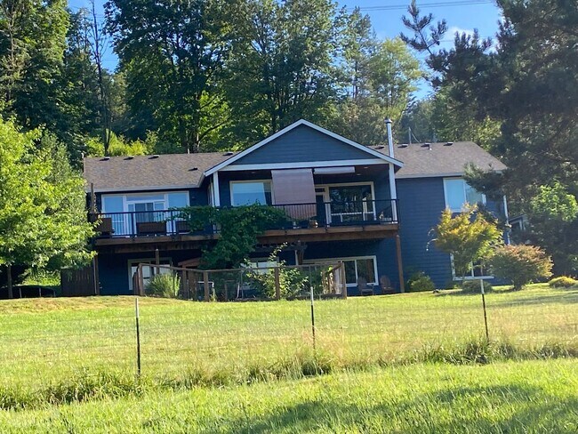 Building Photo - Beautiful home in the gorge: 4 bedroom + d...