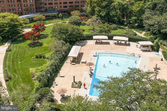 Foto del edificio - 4201 Cathedral Ave NW