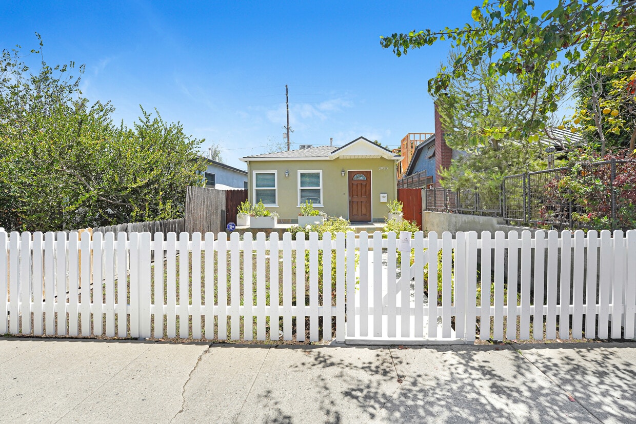 Building Photo - 2050 Walgrove Ave