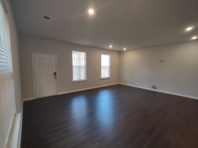 Foto del edificio - Beautiful Townhouse located in the McEwen Village!