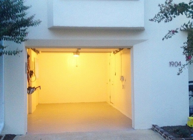 Garage - 1904 N Woodley St