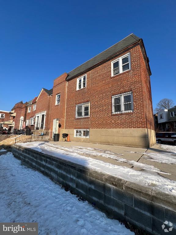 Building Photo - 1725 W Rockland St