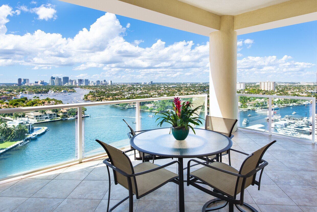 Foto principal - 3055 Harbor Dr
