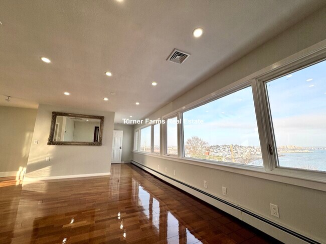 Foto del edificio - 62 Upland Rd