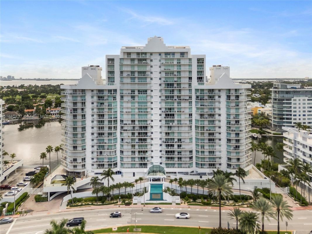 Foto principal - 5900 Collins Ave