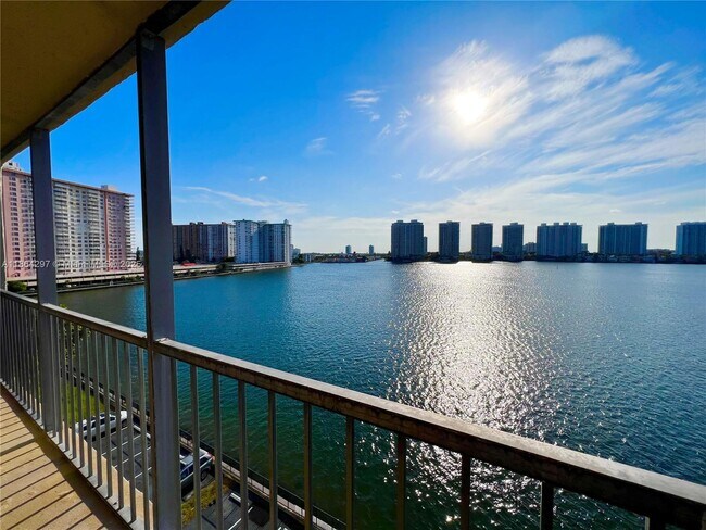 Foto del edificio - 17600 N Bay Rd