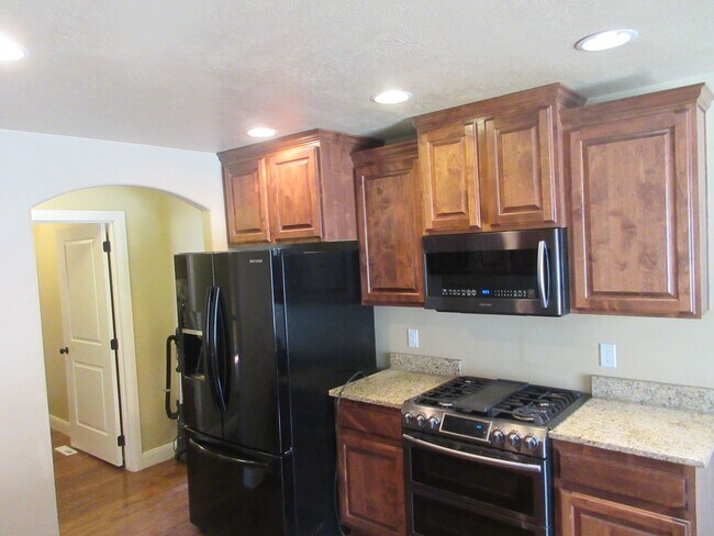 Building Photo - Move-In Bonus!!! 5 bedroom, 3 bath Single Family Home