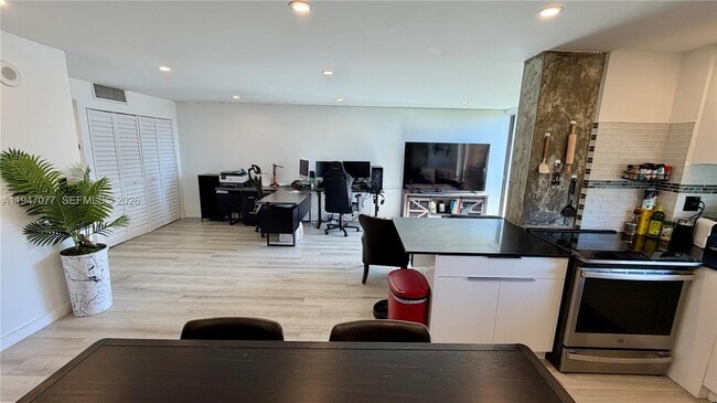 Foto del edificio - 16919 N Bay Rd