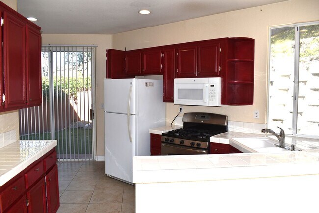 Building Photo - 3 Bedroom 2.5 Bath 2 Story Home- Scripps R...