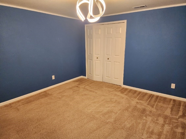 Foto del edificio - 7487 Farmcrest Rd