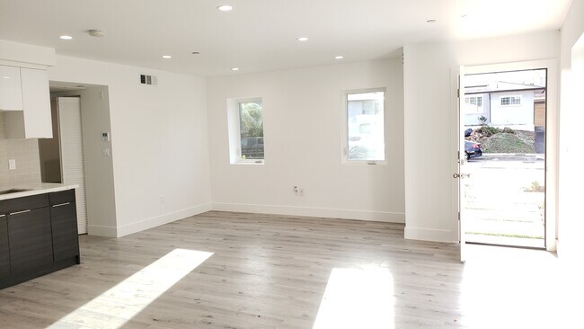 148-1 - 1 Bed + 1 Bath - 148 S Madison Ave