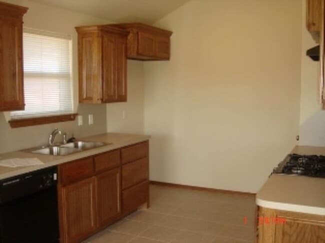 Building Photo - 3 bds/2 ba - Moore Schools