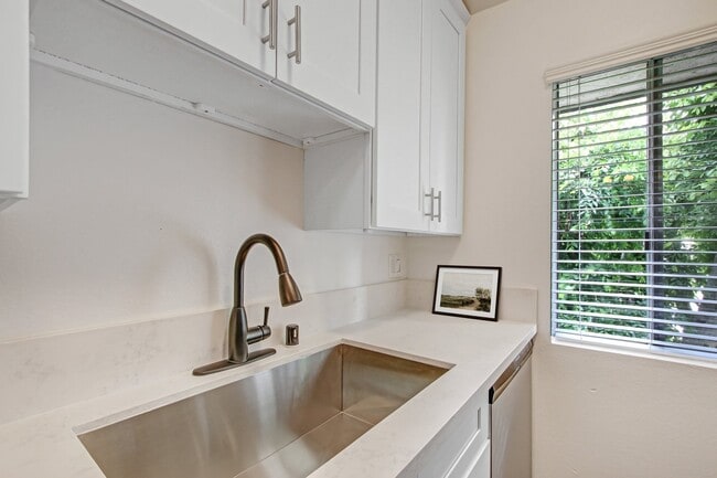 Building Photo - Villa La Paloma