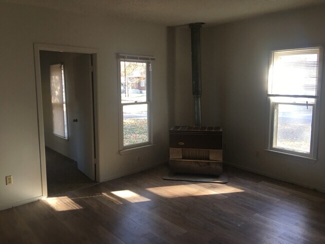 Building Photo - 2 bedroom 1 bath with new paint and flooring