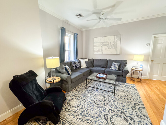 Living room - 86-2 Bromfield Rd