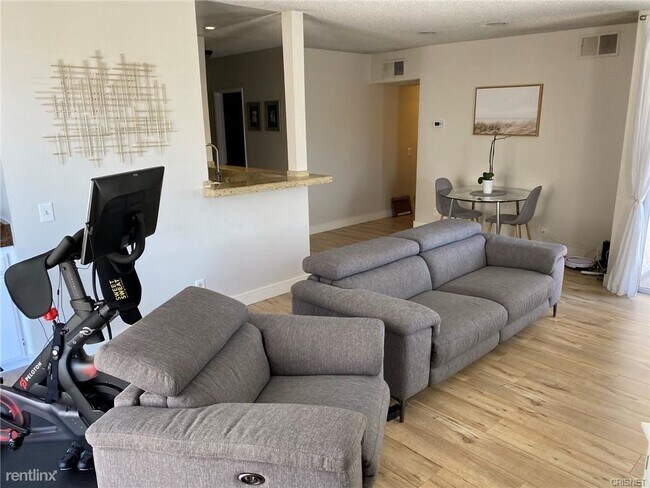 Building Photo - 2 br, 2 bath Condo - 4705 Kester Ave Unit 303