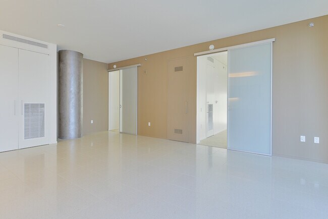 Building Photo - Veer Towers 602W-Strip and CityCenter View...