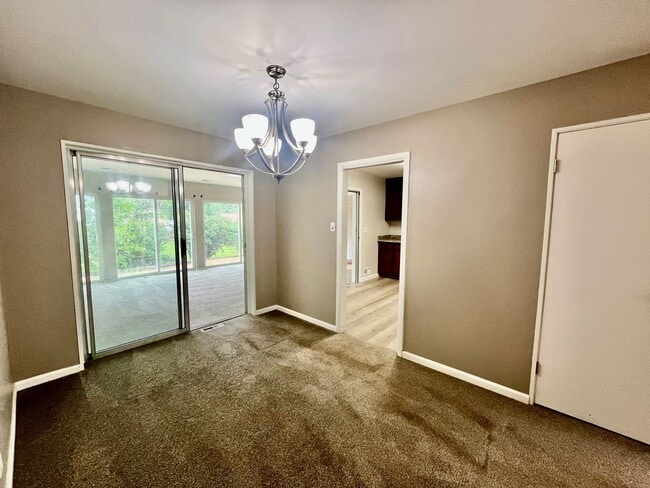 Building Photo - ** Move in Special** 3 bed 2 bath Ranch w/...