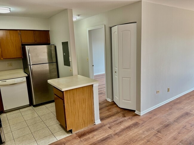 Building Photo - 746 Prescott Dr