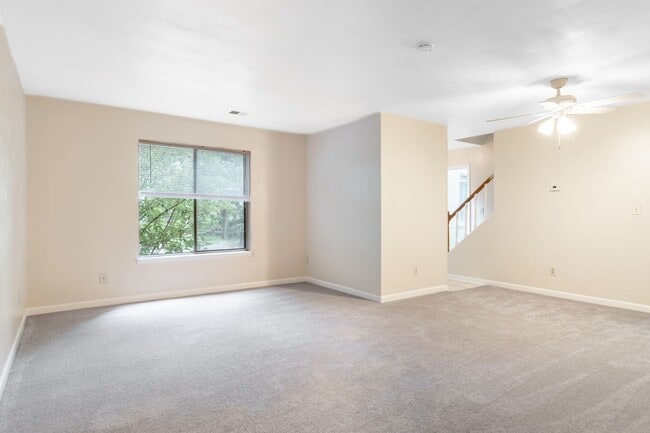 Photo - 3 Bed/2 Bath Pet Friendly Bus Route. Parking. Townhome