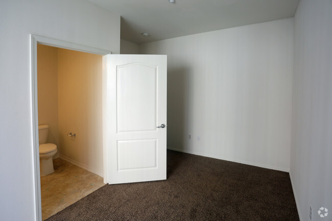 Townhouse-Downstairs Bedroom - Magnolia Court Townhomes