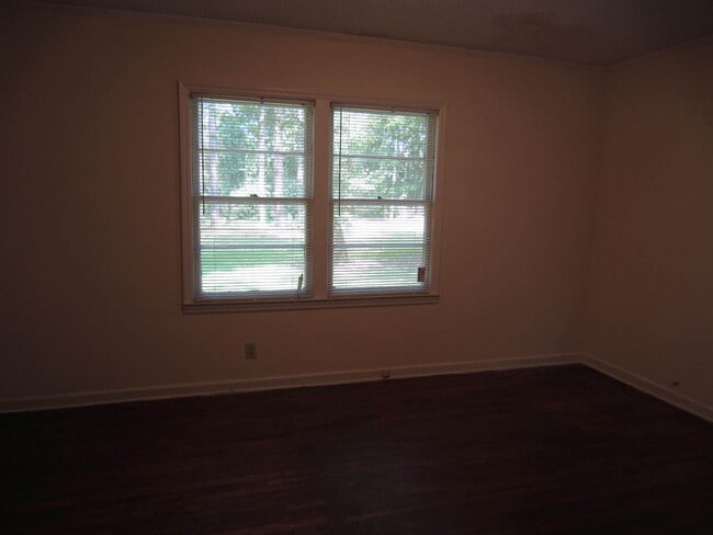 Building Photo - 3 Bedroom/1 Bath Home