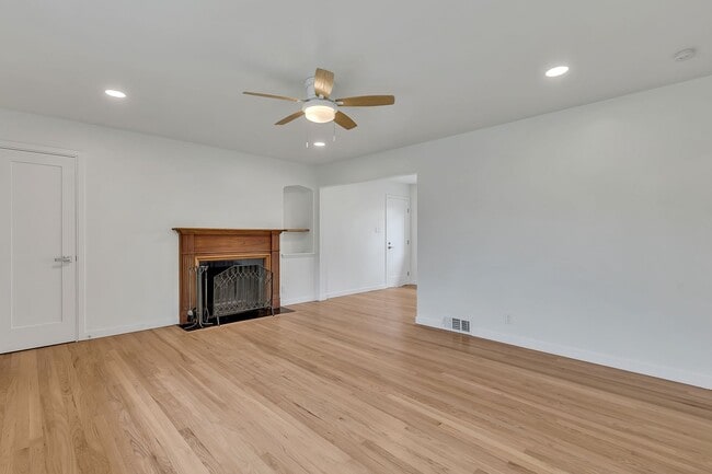 Building Photo - Modern 2-Bedroom Duplex in Queen Anne with...