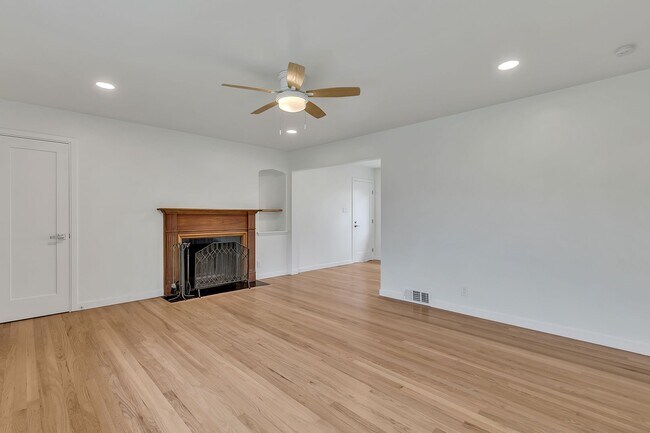 Foto del edificio - Modern 2-Bedroom Duplex in Queen Anne with...
