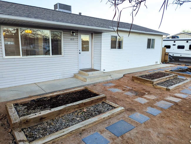 Foto del edificio - 1015 E Grand Ave