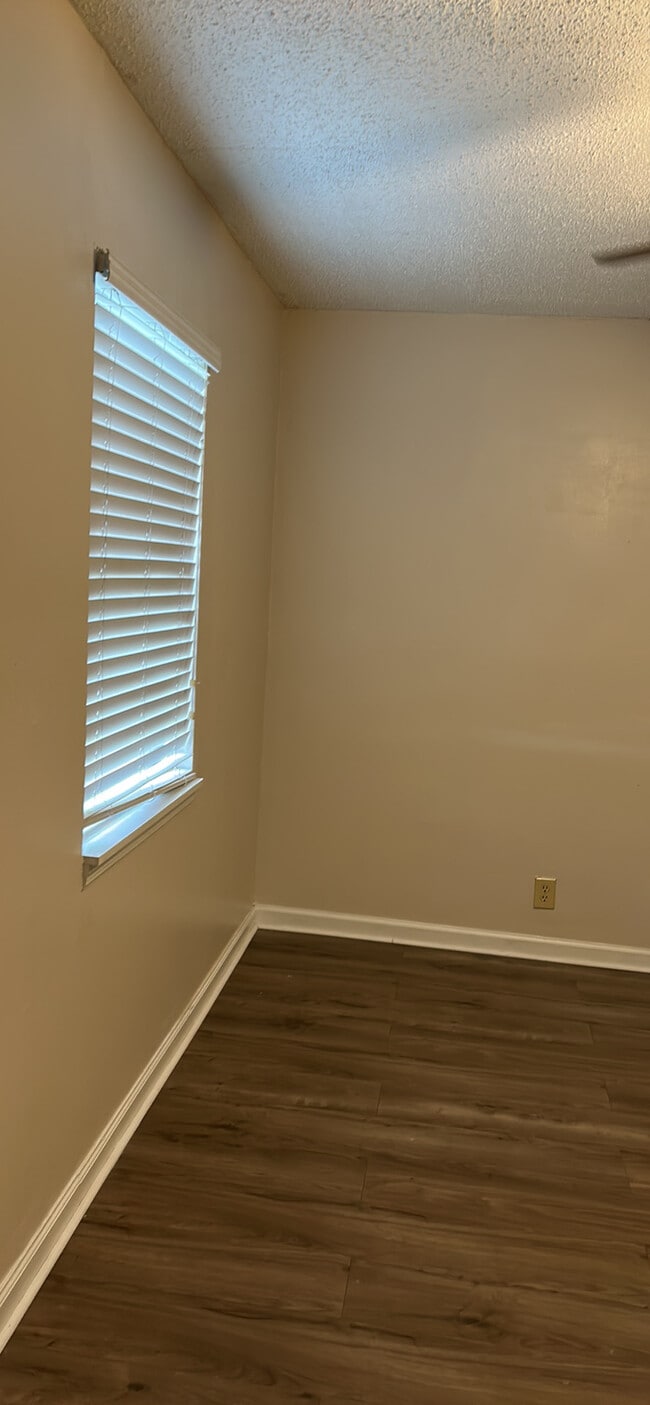 Building Photo - 105 Crestwood Ct