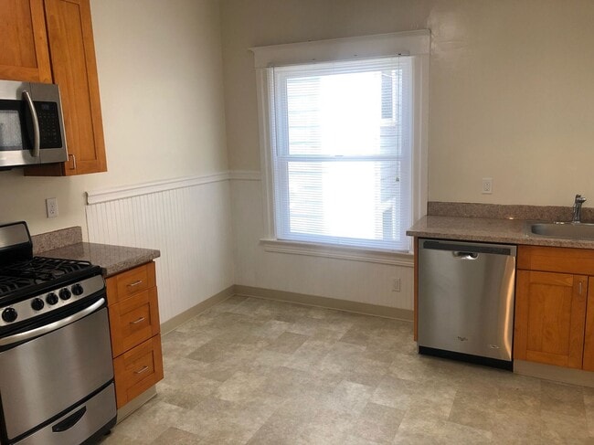 Building Photo - 2 Bedroom 1 Bath**Washer/Dryer in Unit**Di...