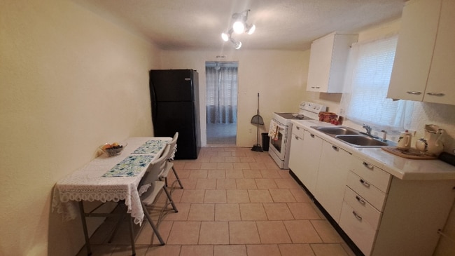 Foto del edificio - 7817 West Dr